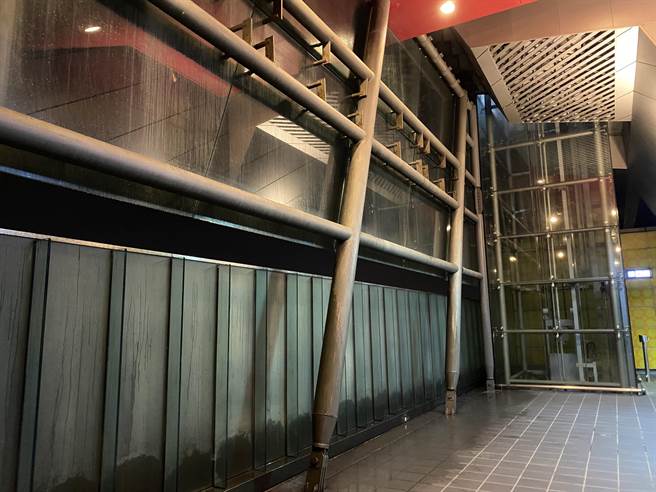 乘客反映，机捷A15大园站每逢大雨就会有雨飘进站内。（徐其万提供／蔡明亘桃园传真）