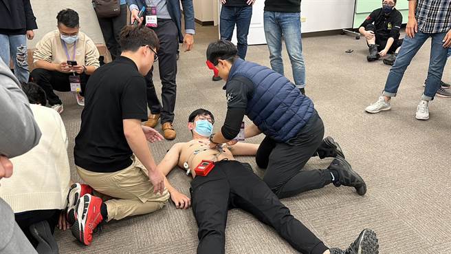 桃园大有消防分队与林口长庚急诊室医师一同组队，在心肌梗塞全国大赛中获奖。(消防提供／蔡依珍桃园传真)