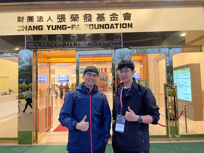 桃园大有消防分队与林口长庚急诊室医师一同组队，在心肌梗塞全国大赛中获奖。(消防提供／蔡依珍桃园传真)