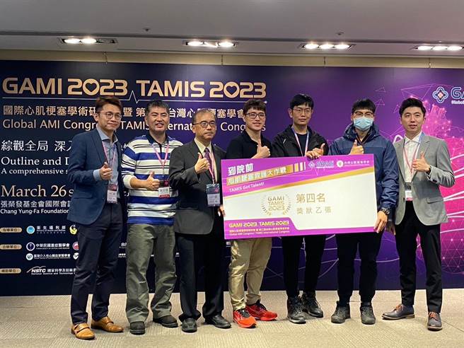 桃园大有消防分队与林口长庚急诊室医师一同组队，在心肌梗塞全国大赛中获奖。(消防提供／蔡依珍桃园传真)