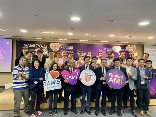 桃园大有消防分队与林口长庚急诊室医师一同组队，在心肌梗塞全国大赛中获奖。(消防提供／蔡依珍桃园传真)