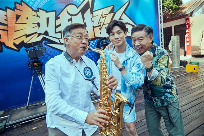 陈廷轩担任梁修身与朱陆豪组成的「银色原子永胜队」经纪人。（客家电视台提供）