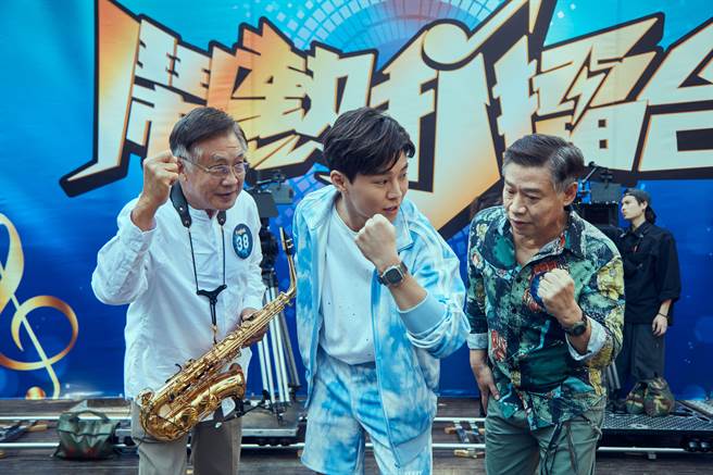 陈廷轩担任梁修身与朱陆豪组成的「银色原子永胜队」经纪人。（客家电视台提供）