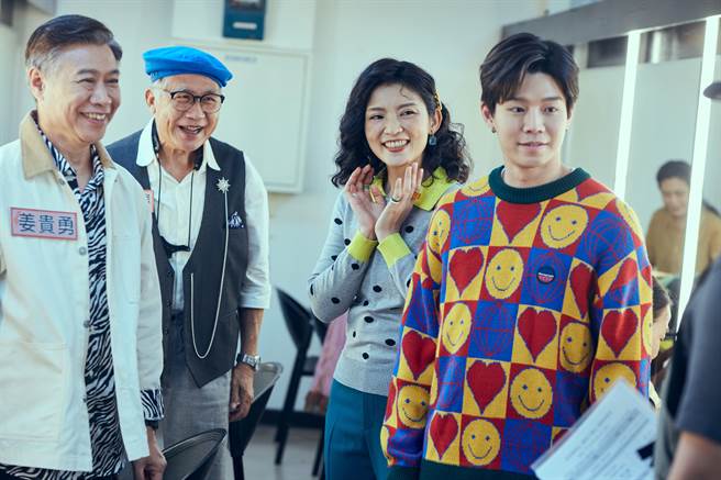 陈廷轩（右）剧中带着外公梁修身与叔公朱陆豪参加歌唱比赛。（客家电视台提供）