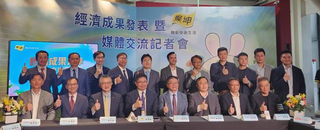 （灿坤29日举「经济成果发表」记者会，针对政府普发6000元现金，与18家业者共同提出「加倍兔回馈方案」，串联「雨过天晴会员特点」优惠活动。图／王淑以）