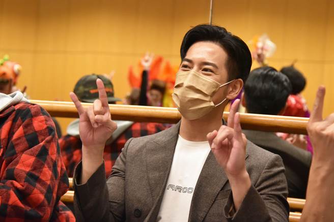 周孝安跟着《阿宁咕又闯祸了YA～》舞台剧角色做互动。（梦田影像提供）