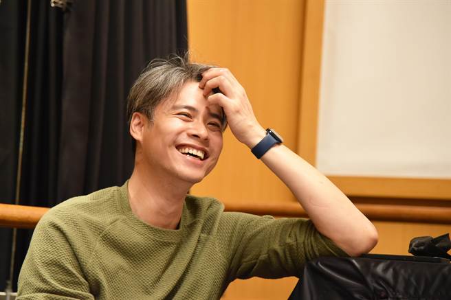 吴定谦被剧情逗乐。（梦田影像提供）