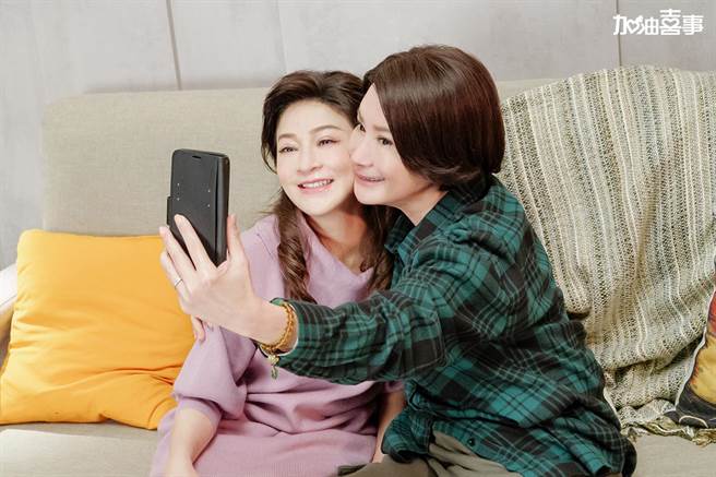 陈亚兰、王彩桦剧中重拾闺蜜情。（TVBS提供）