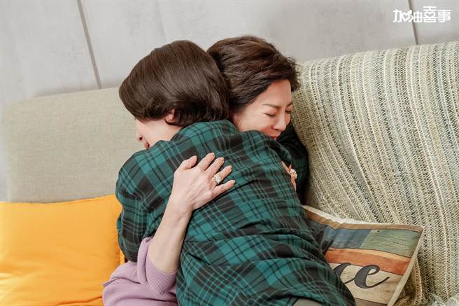 陈亚兰、王彩桦剧中拥抱大和解重拾闺蜜情。（TVBS提供）
