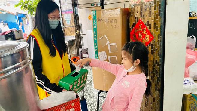 斗六高中春晖社近50名年轻学子今（29日）在青年节这天传递正能量，为创世基金会安养的植物人募集发票。（创世斗六安养院提供）