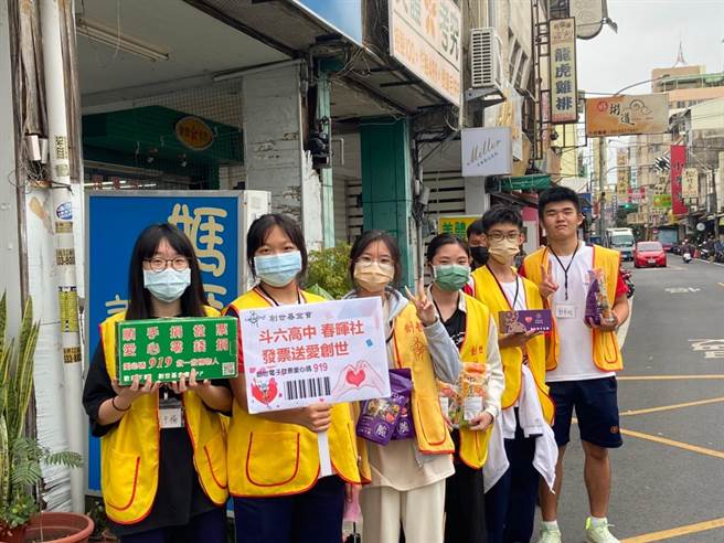 参与的学生觉得用自己的力量，集结社会大眾的爱心，传递正能量，觉得很有趣也很有意义。（创世斗六安养院提供）