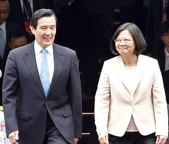 前总统马英九(左)在大陆高喊中华民国，但总统蔡英文(右)出访中美洲前却没提中华民国。（中时资料照／姚志平摄）