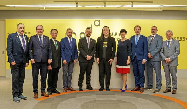 数位部长唐凤接近捷克眾议院议长艾达莫娃。（图／数位部提供）