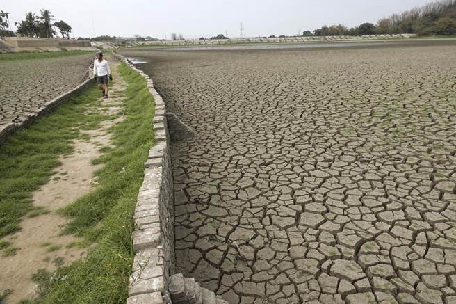 高雄仁武区观音湖因久旱不雨，加上水闸门与堤防工程施工放流部分湖水，目前湖底土壤乾裂。（黄子明摄）