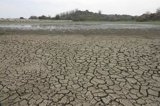 高雄仁武区观音湖因久旱不雨，加上水闸门与堤防工程施工放流部分湖水，目前湖底土壤乾裂。（黄子明摄）