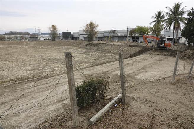 紧邻观音湖旁一处同样属于台糖土地的空地，工人正在开挖滞洪池，未来与观音湖将共同为附近仁武地区提供调节洪水功能。（黄子明摄）