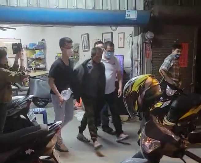 屏东看守所逃犯涂俊炜（中），29日于屏东火车站附近落网。（图／翻摄照片）