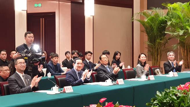 前总统马英九（中）今天傍晚抵达武汉，会见湖北省委书记王蒙徽。（蓝孝威摄）