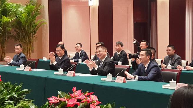 前总统马英九今天傍晚抵达武汉，会见湖北省委书记王蒙徽（中）。（蓝孝威摄）