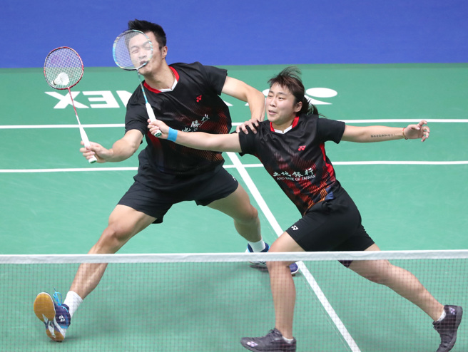 张课琦（后）、李芷蓁（前）在西班牙羽球大师赛混双首轮击败种子，晋级16强。（资料照／郑任南摄）