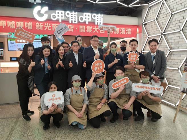 呷哺集团鲑鱼返乡，抢占后疫情时期的餐饮商机。（陈冠宇摄）