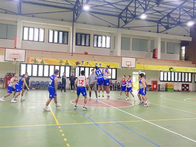 宜兰县文化国中男篮首次勇夺国中乙级篮球联赛北区冠军，将挑战4月12日在台北体育馆举办的全国赛。（宜兰县议员谢正信服务处提供／吴佩蓉宜兰传真）