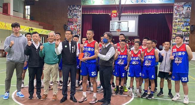 宜兰县议员谢正信（前排左4）今（29日）至文化国中颁发加菜金，勉励球员们辛勤付出和教练们的努力。（宜兰县议员谢正信服务处提供／吴佩蓉宜兰传真）