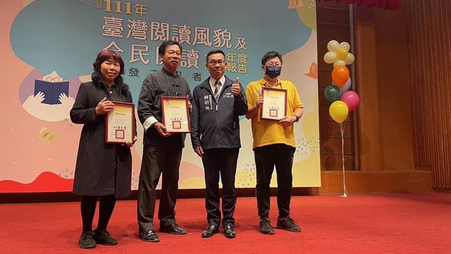 金门县文化局长吕坤和(左二)率相关同仁前往领奖。(图／金门县文化局提供)