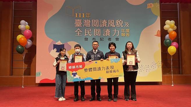 烈屿图书馆获得「整体阅读力表现绩优城市」奖，乡长洪若珊(右一)也特别前往领奖。(图／金门县文化局提供)