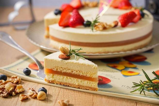 母亲节8吋「桃心」蛋糕，以「果中皇后」水蜜桃入料，售价980元。（普诺麵包坊提供）