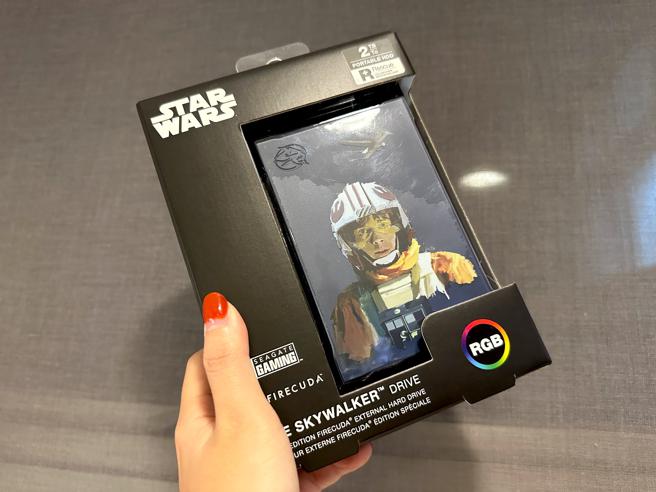 开箱Seagate「Luke Skywalker」版本的FireCuda 特别版外接硬碟。（石欣蒨摄）
