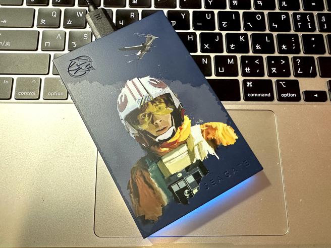 Seagate「Luke Skywalker」版本的FireCuda 特别版外接硬碟，机身不仅有着经典角色的图样，背后还有反抗军同盟的LOGO，更採不留指纹的磨砂表面设计。（石欣蒨摄）