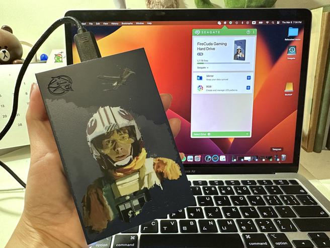 Seagate「Luke Skywalker」版本的FireCuda 特别版外接硬碟，一个手掌的大小，重量更仅167g，相当轻巧之余，更拥有2TB的大容量。（石欣蒨摄）