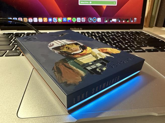 Seagate《星际大战》的收藏版硬碟，各款设计均预设各个角色的代表灯光色：Luke Skywalker 的强烈蓝、Darth Vader 的烈焰红和 Han Solo 的千年鹰号白。（石欣蒨摄）