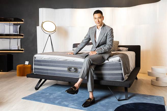 王阳明替床垫代言，表示女儿喜欢听他讲床前故事。（SIMMONS席梦思提供）