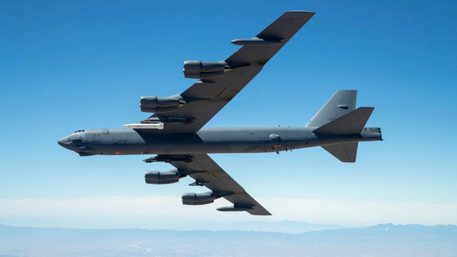 B-52H轟炸機翼下搭載ARRW高超音速飛彈，它的技術難度很高，在3月13日的測試沒有成功。(圖/美國空軍)