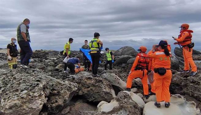 台灣海岸近期陸續發現16具浮屍，圖為台東小野柳風景區礁岩日前發現1具女性浮屍。（民眾提供）
