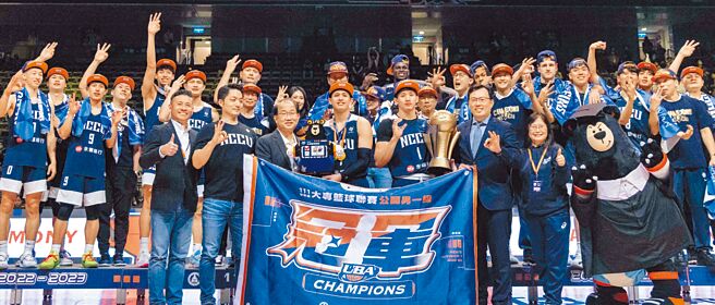 永豐銀行力挺政大雄鷹籃球隊，奪下UBA史上首次三連冠佳績，與今（2023）年政大雄鷹隊奪冠合影。圖／永豐銀行提供