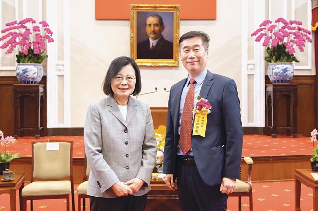 康和证券总经理邱荣澄（右）荣获蔡英文总统接见，表扬国家品牌玉山奖杰出企业领导人全国首奖。图／康和证券提供