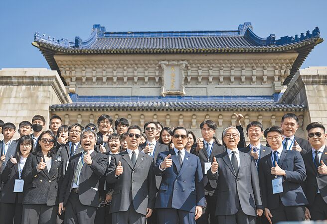 前总统马英九28日率基金会同仁与同学敬谒南京中山陵，向国父孙中山遗像致敬，图为马英九与随行成员合影留念。（新华社）