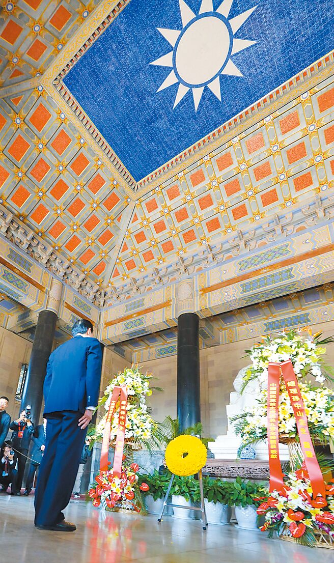 前总统马英九28日率基金会同仁与同学敬谒南京中山陵，向国父孙中山遗像致敬（见图）。（马英九基金会提供）