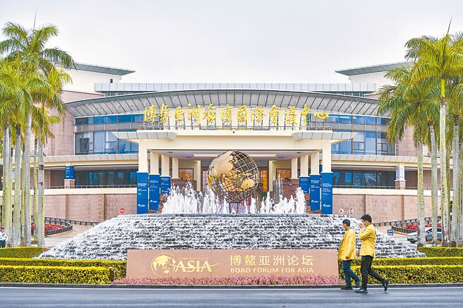 博鰲亞洲論壇2023年年會3月28日至31日在海南博鰲以全實體方式舉行，圖為博鰲亞洲論壇永久會址前的噴泉廣場。（中新社）