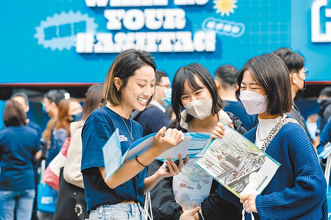 39岁以下青年有22.1％为没存款的「零存族」，比例是5年以来新高，图为校园徵才博览会涌入大批学生，盼了解就业资讯。（本报资料照片）