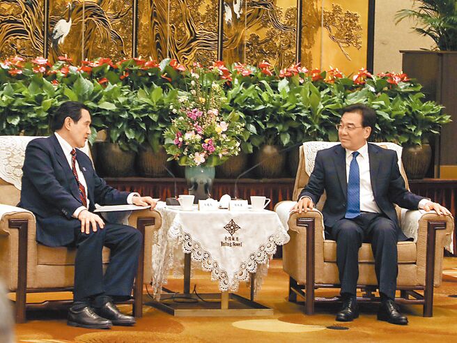 前总统马英九（左）28日与江苏省委书记信长星（右）会晤。（马英九办公室提供）
