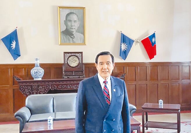 马英九28日下午参观南京总统府旧址，府内挂有中华民国国旗及中国国民党党旗。（中央社）