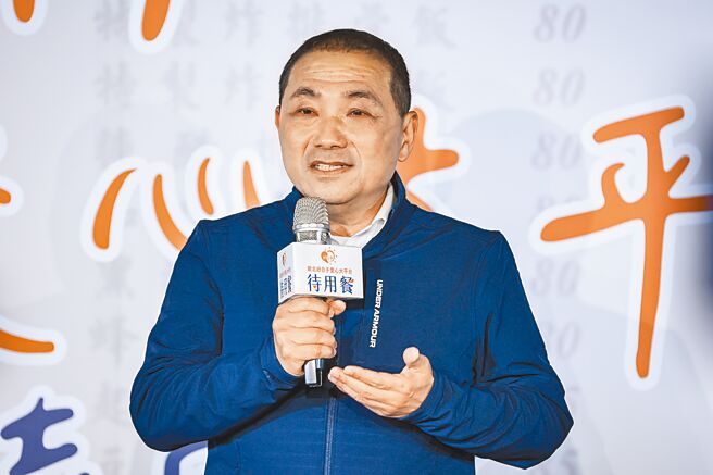 新北市长侯友宜（图中）28日出席新北好日子爱心大平台待用餐记者会，受访时针对外传国民党拟定调九二共识就是「中华民国」表示，中华民国是我的国家，台湾也是我的家，最重要的，我们能够让台海稳定、区域和平，这是最重要的。（罗永铭摄）