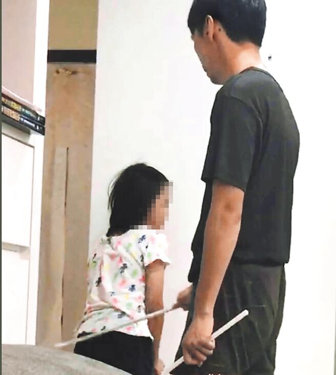 法务部近日预告修正民法1085条，拟删除家长惩戒权，意谓连轻微体罚也不可行。图为示意图。（本报资料照片）