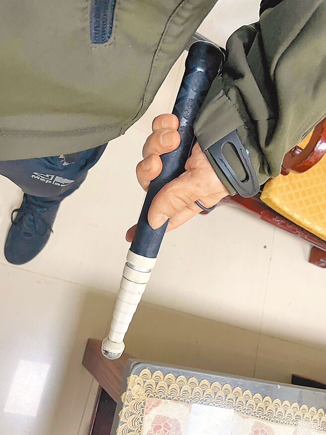 「帽T男」当天从自家行走到中山路一家餐馆用餐，因为路程平坦，是经常行走路段，因此才将手杖拿在手上。（民眾提供／吴建辉彰化传真）