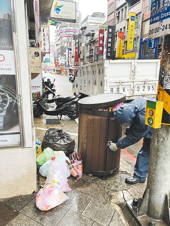 基隆市政府在闹区设置行人垃圾桶，常遭店家和民眾违规弃置垃圾包造成市容脏乱，市府强调会积极稽查。（基隆市环保局提供／徐佑升基隆传真）