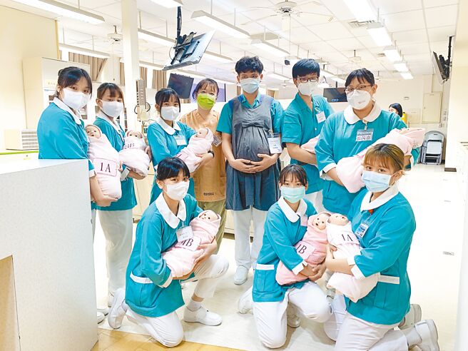 馬偕醫護專校4年級學生胡國榮（後右三）因為全家族中唯獨自己家裡沒有護理師，國中畢業即參加門諾醫院東部護理人員培育計畫攻讀護專，今年到醫院實習後將考證照，盼成為家中第一位護理師。（門諾醫院提供／羅亦晽花蓮傳真）